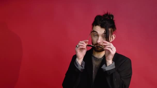 Potret Seorang Pemuda Gay Berkacamata Hitam Mengenakan Kaos Jala Dengan — Stok Video