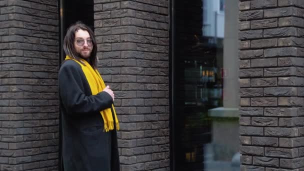 Retrato Joven Caucásico Elegante Hombre Afuera Abrigo Bufanda Amarilla — Vídeos de Stock