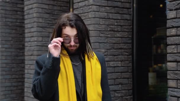 코트를 노란색 스카프를 스타일의 남자의 — 비디오