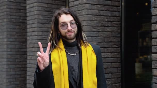 Retrato Joven Caucásico Elegante Hombre Afuera Abrigo Bufanda Amarilla — Vídeo de stock
