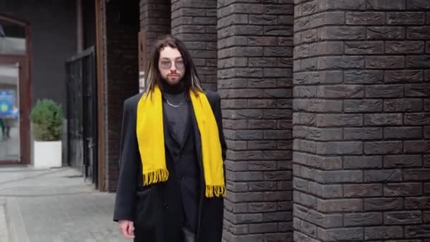Ein Junger Kaukasischer Stilvoller Mann Geht Einem Mantel Mit Gelbem — Stockvideo