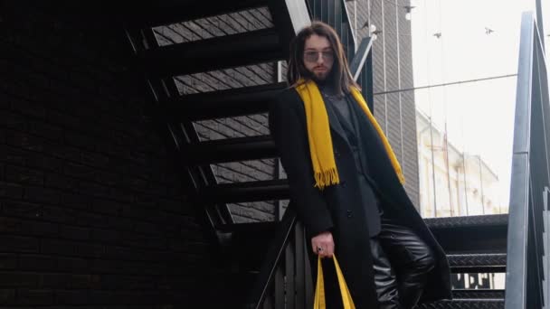 Junger Kaukasischer Stylischer Mann Mit Mantel Und Gelbem Schal Nach — Stockvideo