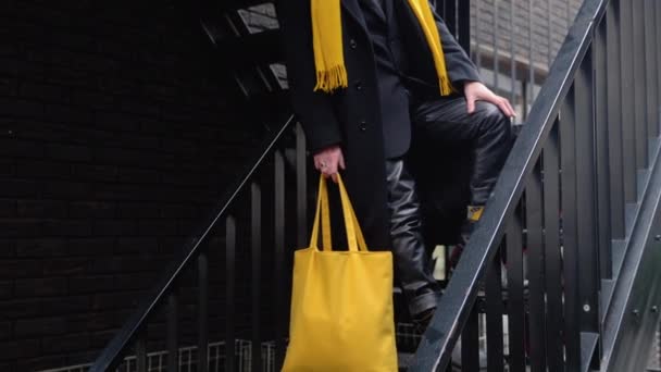Sarı Çantayla Alışveriş Yaptıktan Sonra Paltosu Sarı Atkısı Olan Beyaz — Stok video