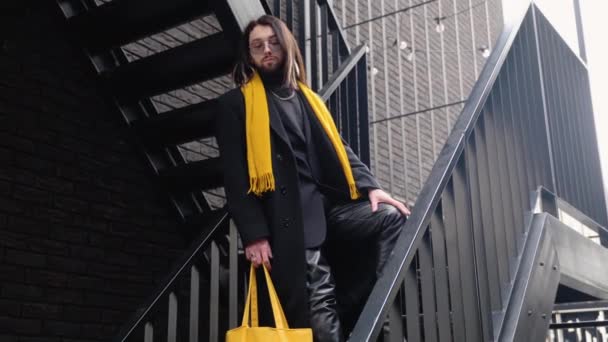 Joven Caucásico Elegante Hombre Fuera Usando Abrigo Bufanda Amarilla Después — Vídeo de stock