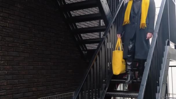 Joven Caucásico Elegante Hombre Fuera Usando Abrigo Bufanda Amarilla Después — Vídeos de Stock