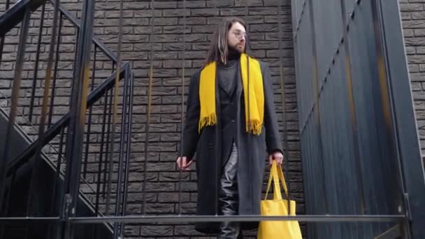 Młody Biały Stylowy Człowiek Zewnątrz Płaszcz Żółty Szalik Zakupy Żółty — Wideo stockowe