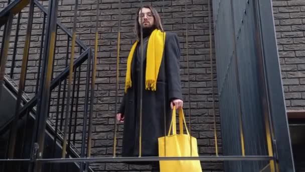 밖에서 가방을 코트와 스카프를 착용하고 시대의 — 비디오