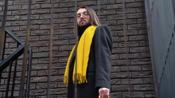 Jovem Caucasiano Elegante Homem Fora Vestindo Casaco Cachecol Amarelo Depois — Vídeo de Stock