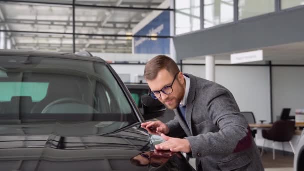 Mężczyzna Bada Swój Nowy Samochód Auto Biznes Sprzedaż Samochodów Technologie — Wideo stockowe