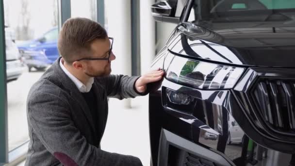 Seorang Pria Memeriksa Mobil Barunya Bisnis Otomotif Penjualan Mobil Teknologi — Stok Video