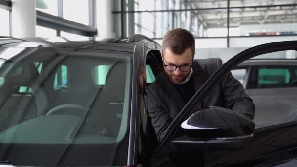 Стильна Людина Окулярах Костюмі Оглядає Транспортний Засіб Перед Покупкою Купити — стокове відео