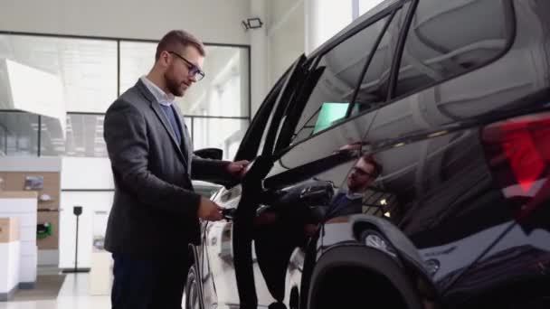 Чоловік Закриває Двері Нової Машини Автосалоні Чоловік Оглядає Транспортний Засіб — стокове відео