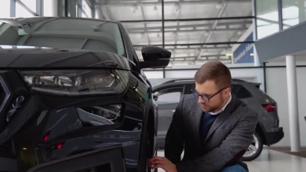 Bir Adam Yeni Arabasını Inceliyor Otomobil Işi Araba Satışı Teknoloji — Stok video
