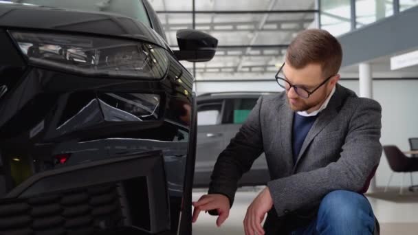 Man Examines His New Car Auto Business Car Sale Technologies — Videoclip de stoc