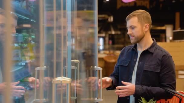 Biały Mężczyzna Kupujący Napoje Supermarkecie Facet Robi Zakupy Targu Kupując — Wideo stockowe