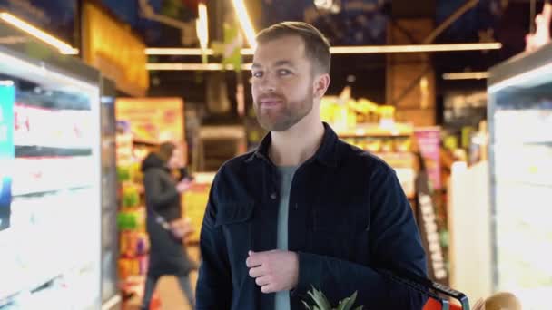 Hombre Eligiendo Producto Adecuado Supermercado — Vídeos de Stock
