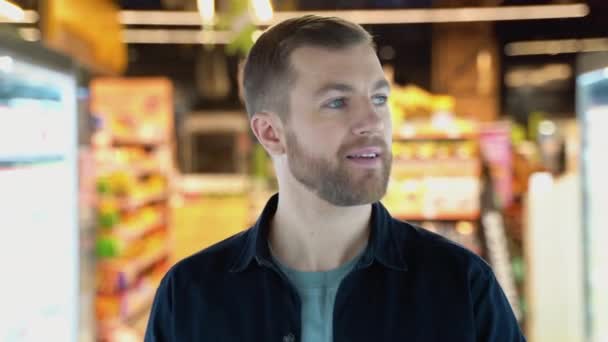 Man Loopt Bij Supermarkt Het Kiezen Van Het Juiste Product — Stockvideo