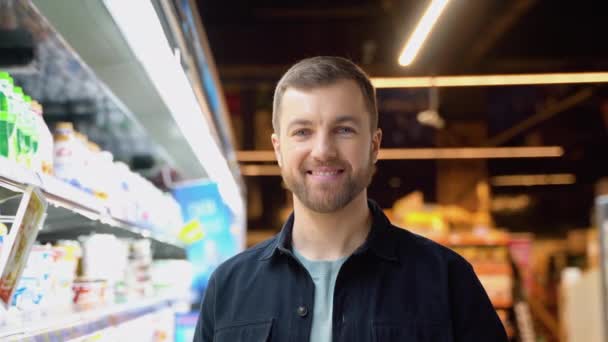 Portret Van Een Man Met Boodschappenmandje Supermarkt Man Die Het — Stockvideo