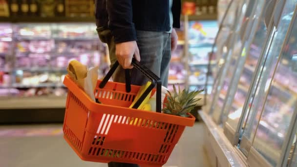 Primo Piano Uomo Con Cestino Della Spesa Supermercato Uomo Che — Video Stock