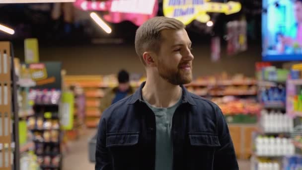 Een Man Loopt Bij Supermarkt Kiest Het Juiste Product — Stockvideo
