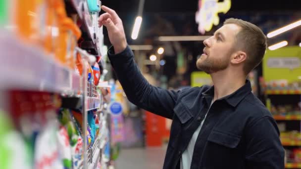 Jovem Alegre Cliente Masculino Positivo Fazendo Compras Supermercado Comprando Produtos — Vídeo de Stock