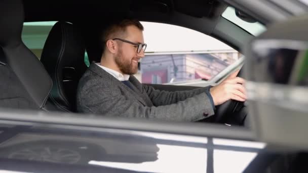 Щасливий Чоловік Сидить Новому Автомобілі Торговому Центрі Святкує Покупку Нового — стокове відео
