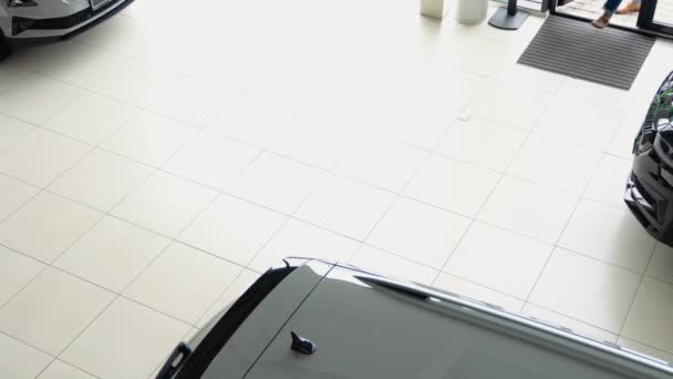 身穿眼镜和服装的白人男子到汽车经销店去买新车 — 图库视频影像