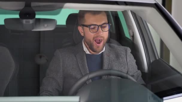 Biały Mężczyzna Okularach Garniturze Siedzi Nowym Samochodzie Ziewa — Wideo stockowe