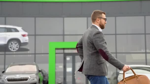 Bărbat Arată Emoții Fericire După Cumpărat Mașină Nouă Lângă Dealer — Videoclip de stoc