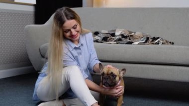 Evinde Jack Russell Terrier 'ı olan genç bir kadın. Sevimli hayvan