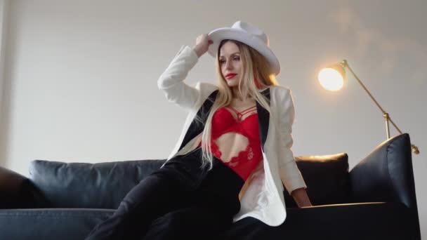 Eine Frau Mit Gefärbten Haaren Und Make Hut Weißer Jacke — Stockvideo