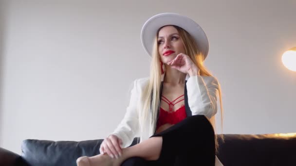 Beyaz Şapkalı Ceketli Kırmızı Dudaklı Kırmızı Sütyenli Şık Şık Bir — Stok video