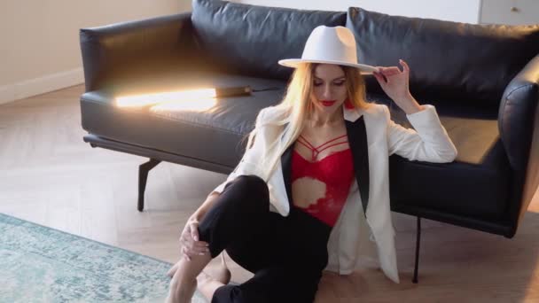 Mulher Elegante Elegante Chapéu Branco Casaco Sutiã Vermelho Com Maquiagem — Vídeo de Stock