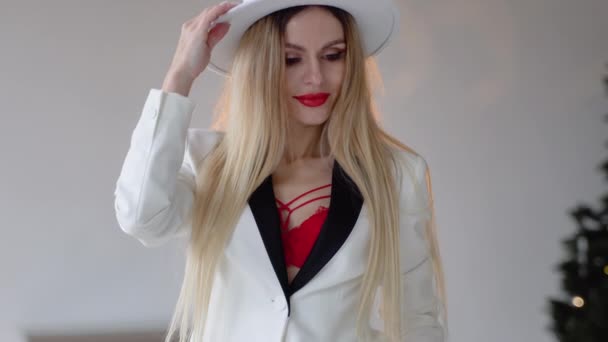 Mulher Elegante Elegante Chapéu Branco Casaco Sutiã Vermelho Com Maquiagem — Vídeo de Stock
