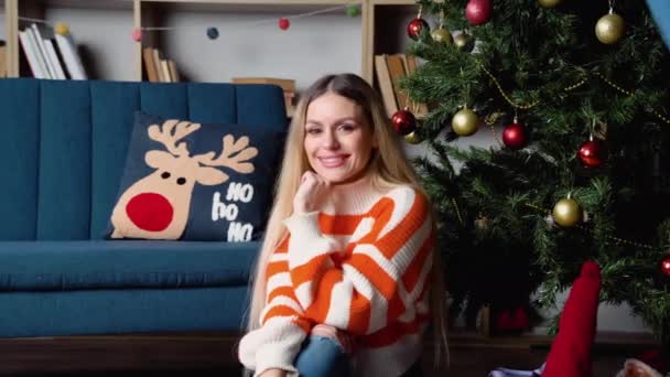 Mode Ung Vacker Kvinna Tröja Nära Julgran Mode Vacker Sensuell — Stockvideo