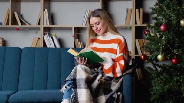 Atrakcyjna Młoda Dama Blond Włosami Czyta Ciekawą Książkę Siedząc Niebieskiej — Wideo stockowe