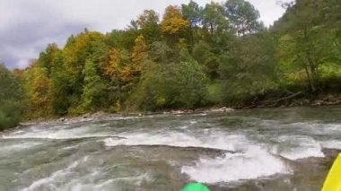 Rafting bir dağ nehrinde.