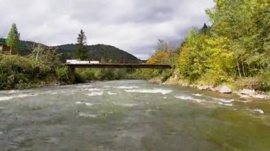 Rafting bir dağ nehrinde