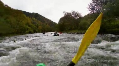 Kayıklı bir adam dağ nehrinde yelken açıyor. Beyazsu kayağı, ekstrem kayak