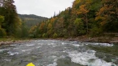 Rafting bir dağ nehrinde