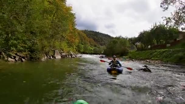 Guy Kayak Sails Mountain River Whitewater Kayaking Extreme Kayaking — Stock videók