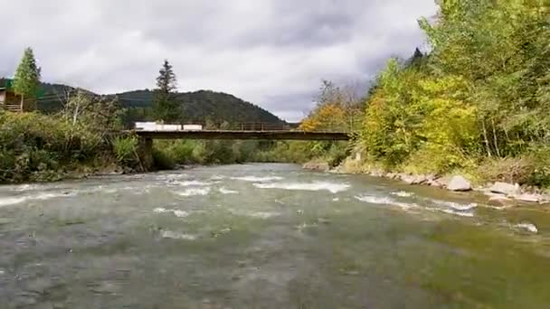 Rafting Bir Dağ Nehrinde — Stok video