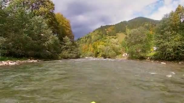 Ένας Τύπος Καγιάκ Πλέει Ένα Ποτάμι Του Βουνού Whitewater Καγιάκ — Αρχείο Βίντεο