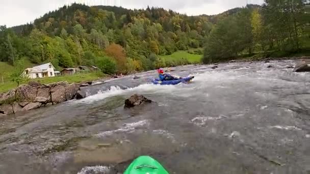 Guy Kayak Sails Mountain River Whitewater Kayaking Extreme Kayaking — Vídeo de Stock