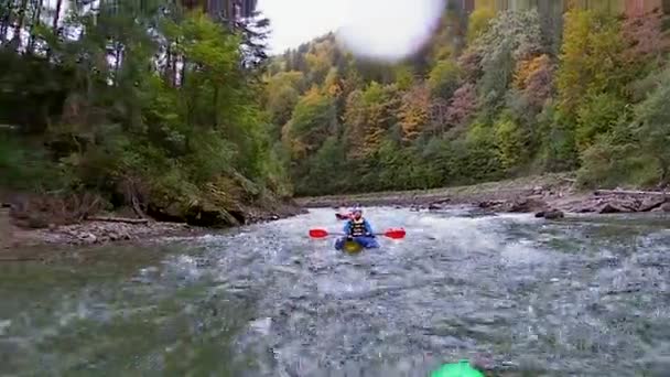 Happy Entusiastic Males Blue Inflatables Canoes Having Fun Ride Calm — Vídeo de stock