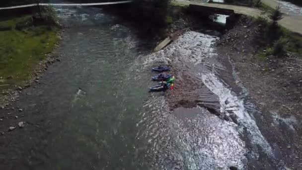 Vier Sporters Beginnen River Rafting Kajaks — Stockvideo
