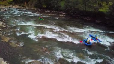 Rafting bir dağ nehrinde