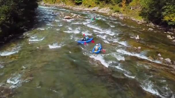 Rafting Río Montaña — Vídeo de stock