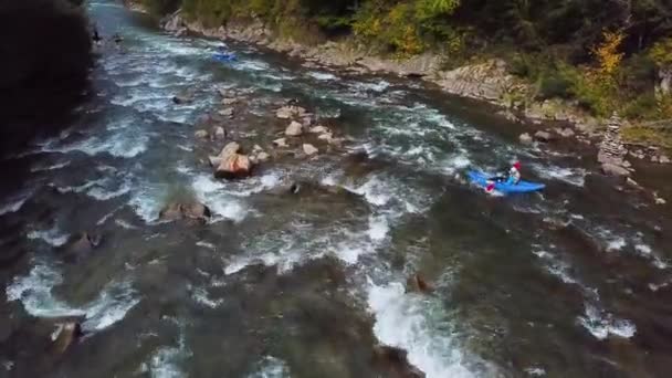 Четыре Увлечённых Самца Голубых Надувных Каноэ Веселятся Спокойных Водах Реки — стоковое видео