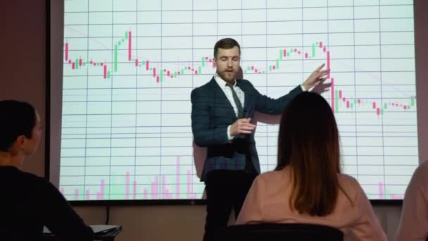Digital Enterpreneur Presents Cryptocurrency Investment Strategy Group Investors Wall Showing — Vídeos de Stock